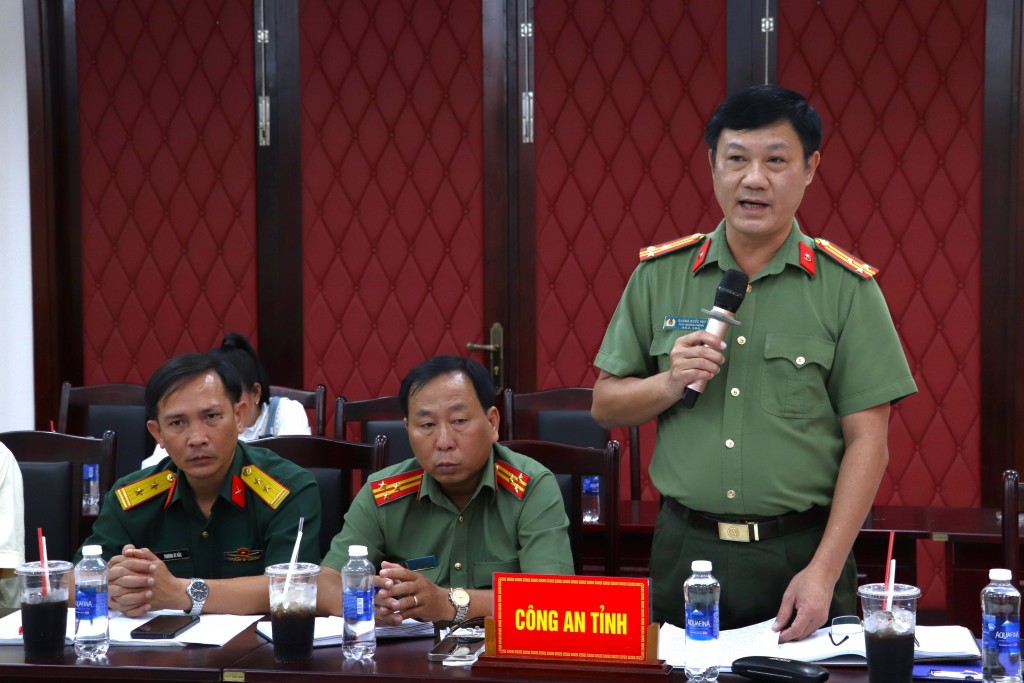 Thượng tá Quảng Quốc Huy, Phó trưởng Phòng Tham mưu Công an tỉnh An Giang thông tin tình hình an ninh, trật tự (ảnh: Như Ngọc)