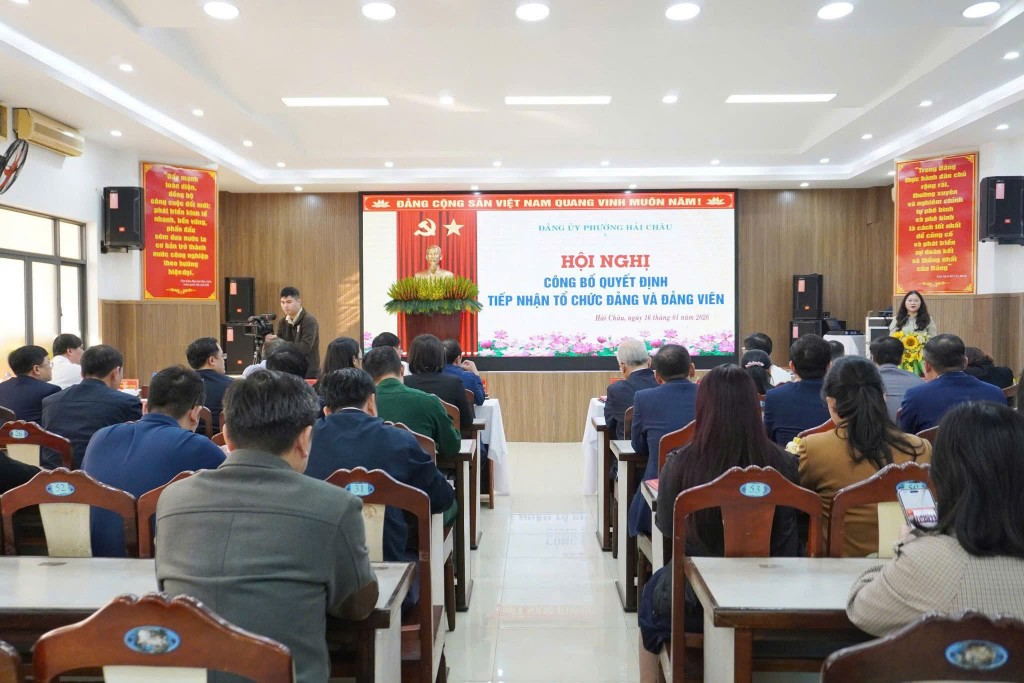 Hội nghị công bố quyết định tiếp nhận tổ chức Đảng và đảng viên về trực thuộc Đảng bộ phường Hải Châu (Ảnh: Hải Châu)