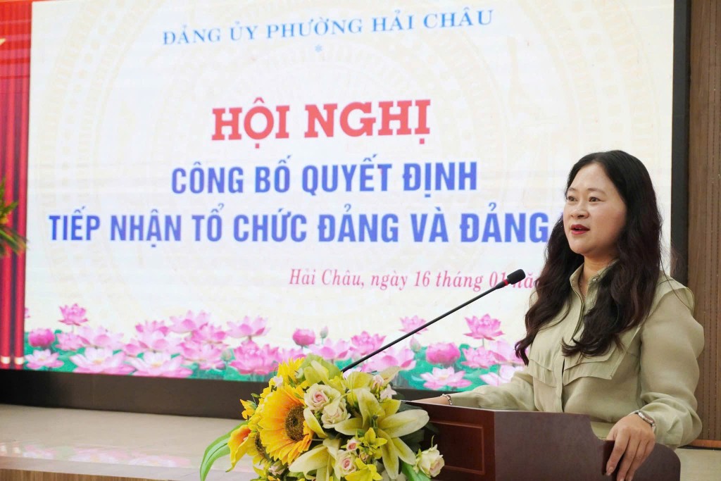 Bí thư Đảng ủy phường Hải Châu Cao Thị Huyền Trân phát biểu tại hội nghị (Ảnh: Hải Châu)
