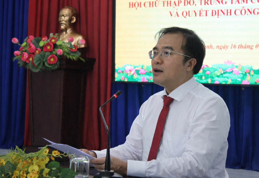 Ông Nguyễn Hữu Phương, Phó Bí thư Đảng ủy, Chủ tịch UBND phường Tân Khánh phát biểu tại hội nghị