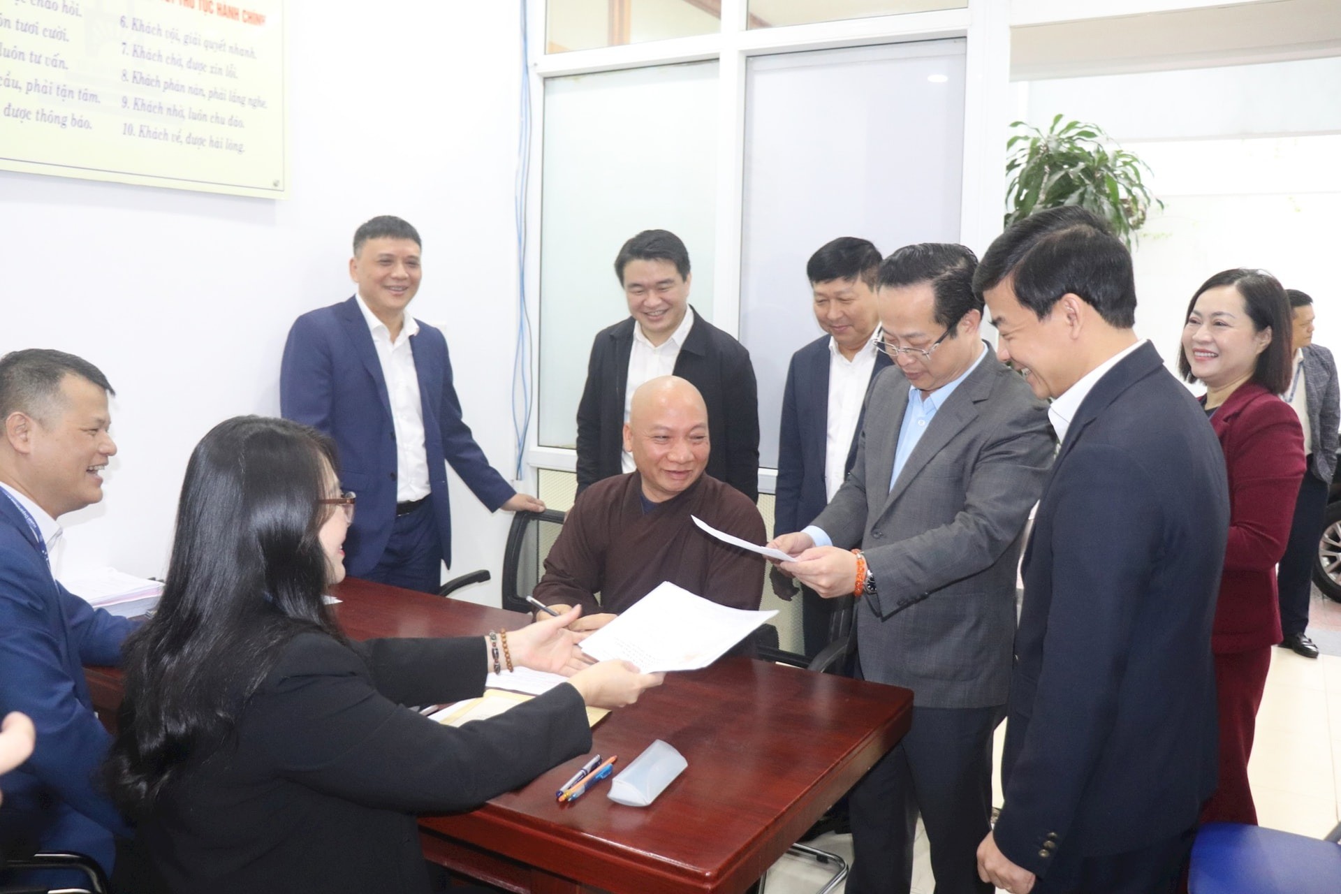 Phó Chủ tịch Thường trực HĐND thành phố Hà Nội Trần Thế Cương và thành viên trong đoàn trực tiếp giám sát việc thu hồ sơ ứng cử Đại biểu Quốc hội. Ảnh: Hiền Thu