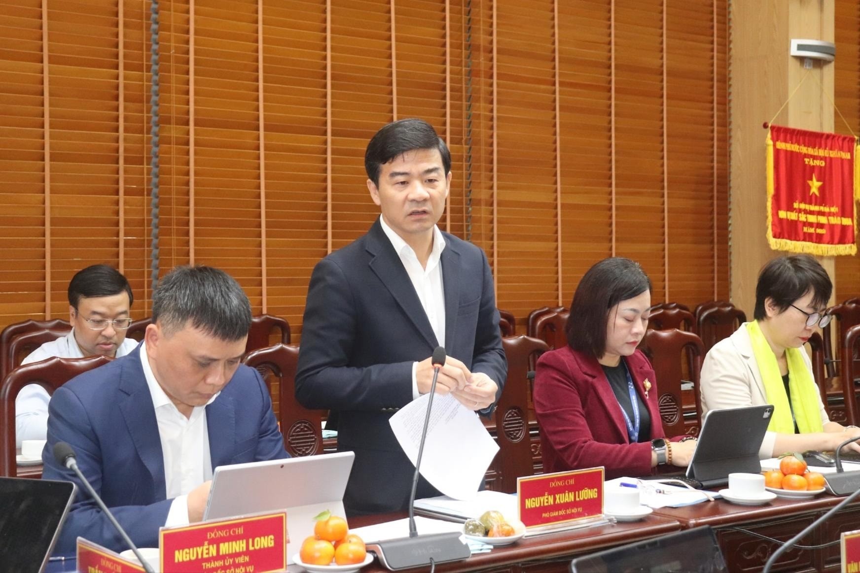 Phó Giám đốc Sở Nội vụ Nguyễn Xuân Lưỡng báo cáo với Đoàn giám sát. Ảnh: Hiền Thu