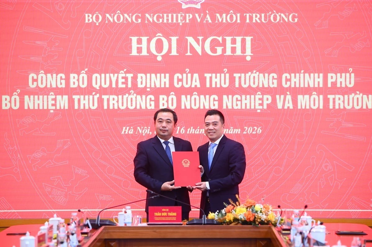 Chiều 16/1, thừa uỷ quyền của Thủ tướng Chính phủ, Bộ trưởng Trần Đức Thắng trao Quyết định bổ nhiệm ông Đặng Ngọc Điệp giữ chức Thứ trưởng Bộ Nông nghiệp và Môi trường.
