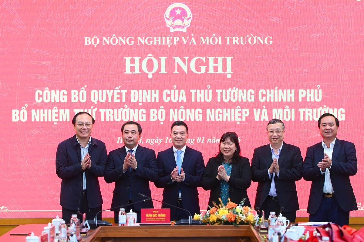 Lãnh đạo Bộ Nông nghiệp và Môi trường chúc mừng Thứ trưởng Đặng Ngọc Điệp.