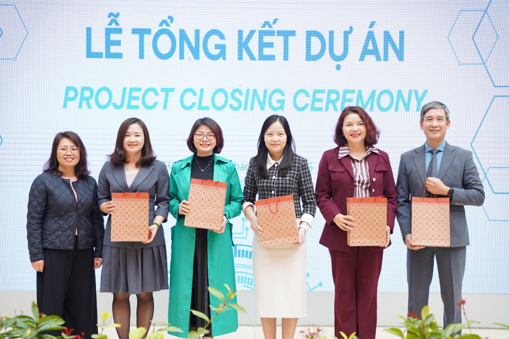 Song song với học liệu, dự án đặc biệt chú trọng phát triển đội ngũ giáo viên và giảng viên nguồn,