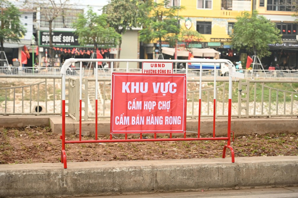 Sau khi di dời chợ cóc Cầu Mới – mô hình chợ cóc điển hình, phường Đống Đa lắp đặt rào chắn và biển báo “Khu vực cấm họp chợ, cấm bán hàng rong” nhằm duy trì trật tự đô thị, bảo đảm an toàn giao thông lâu dài.