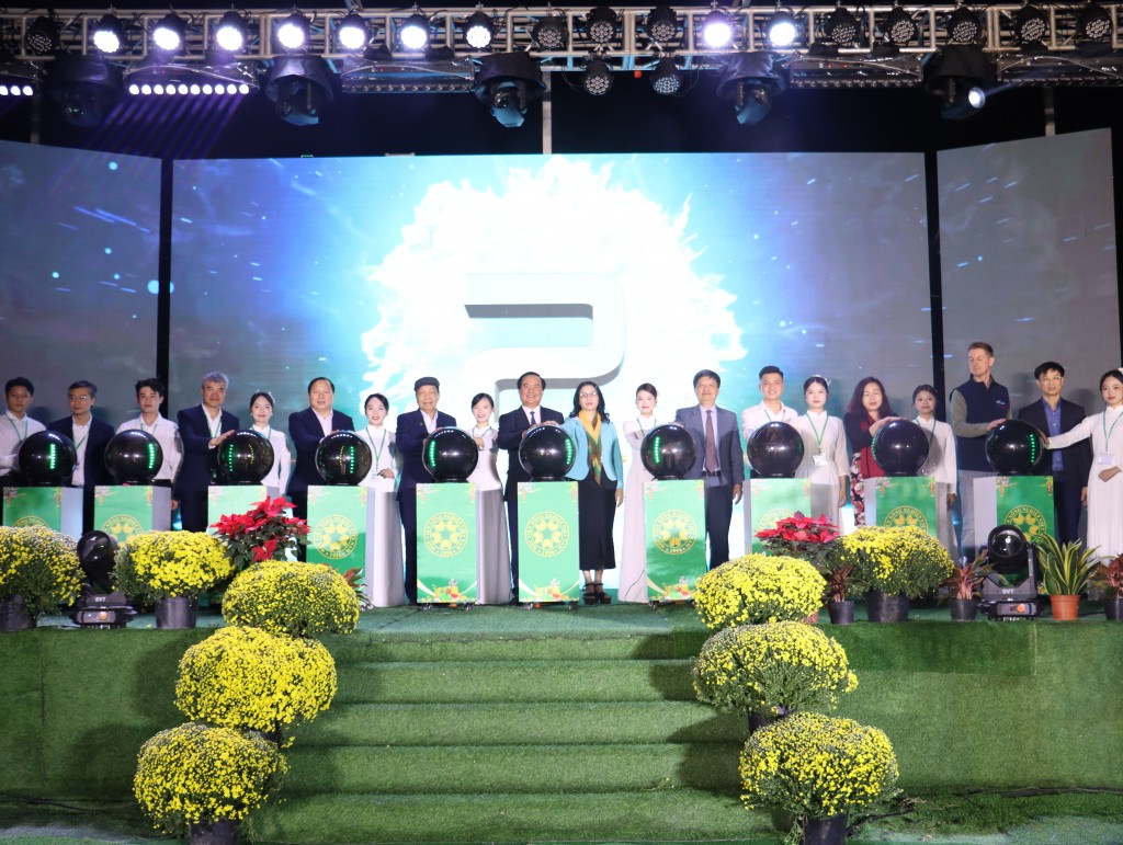 Các đại biểu thực hiện nghe lễ khai mạc Hội chợ Tết Sinh viên Học viện Nông nghiệp Việt Nam năm 2026