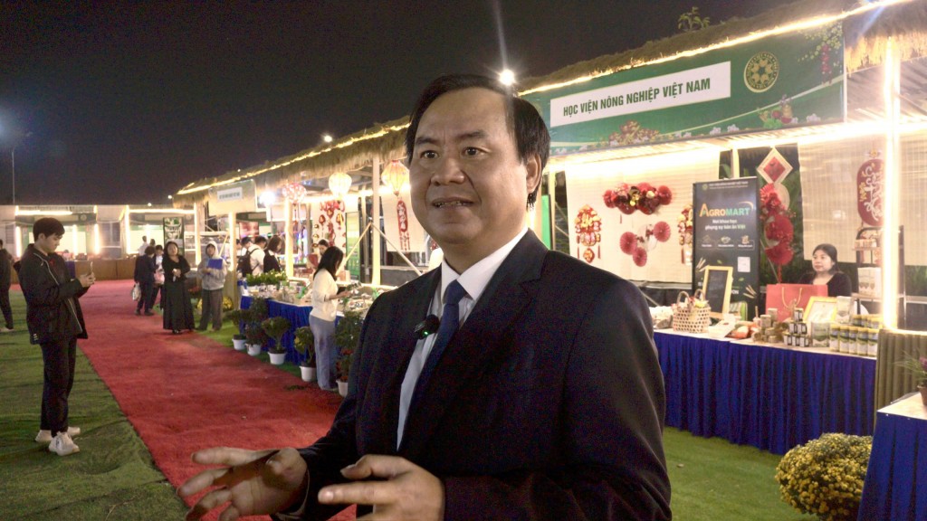 Thứ trưởng Bộ Nông nghiệp và Môi trường Võ Văn Hưng chia sẻ với báo chí taij Hội chợ Tết Sinh viên Học viện Nông nghiệp Việt Nam năm 2026  