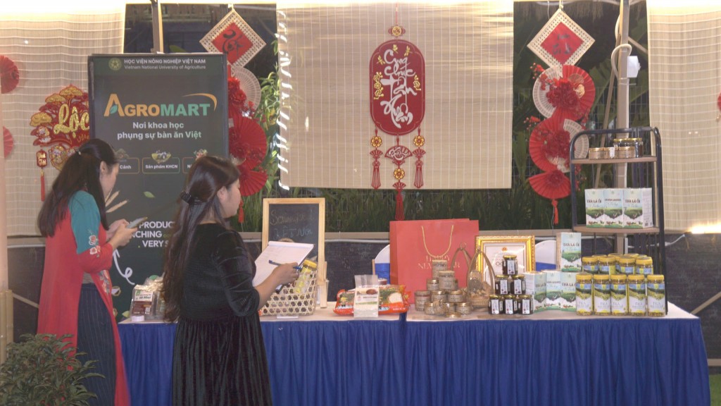 Các gian hàng tại Hội chợ đã góp phần lkết nội và lan toả giá trị nông sản Việt