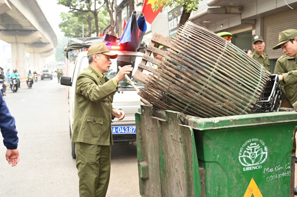 Các vật dụng, kết cấu vi phạm sau khi tháo dỡ được thu gom, vận chuyển, trả lại không gian thông thoáng cho lòng đường, vỉa hè, góp phần giữ gìn mỹ quan đô thị trước thềm Tết Nguyên đán.
