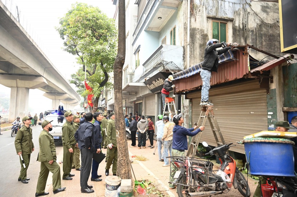Lực lượng chức năng phường Đống Đa phối hợp tháo dỡ mái che, khung sắt lấn chiếm vỉa hè tại khu vực Cầu Mới – Ngã Tư Sở, quyết liệt xử lý các vi phạm trật tự đô thị trong những ngày cận Tết.