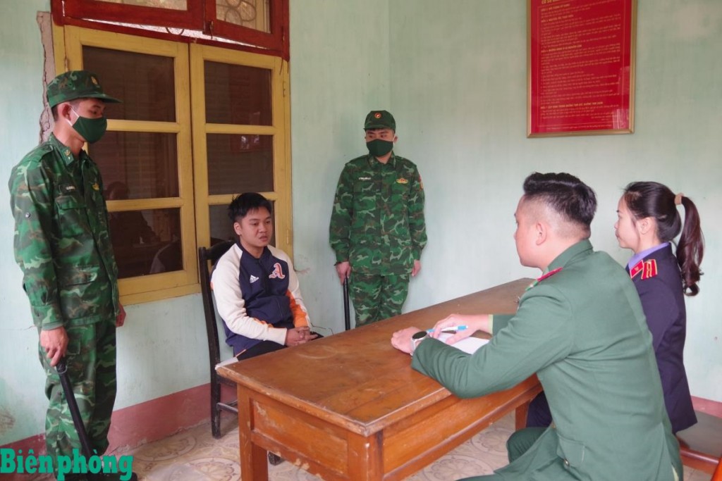 Cán bộ Đồn Biên phòng cửa khẩu quốc tế Hữu Nghị lấy lời khai đối tượng Nguyễn Đức Phú. Ảnh: Vi Toàn