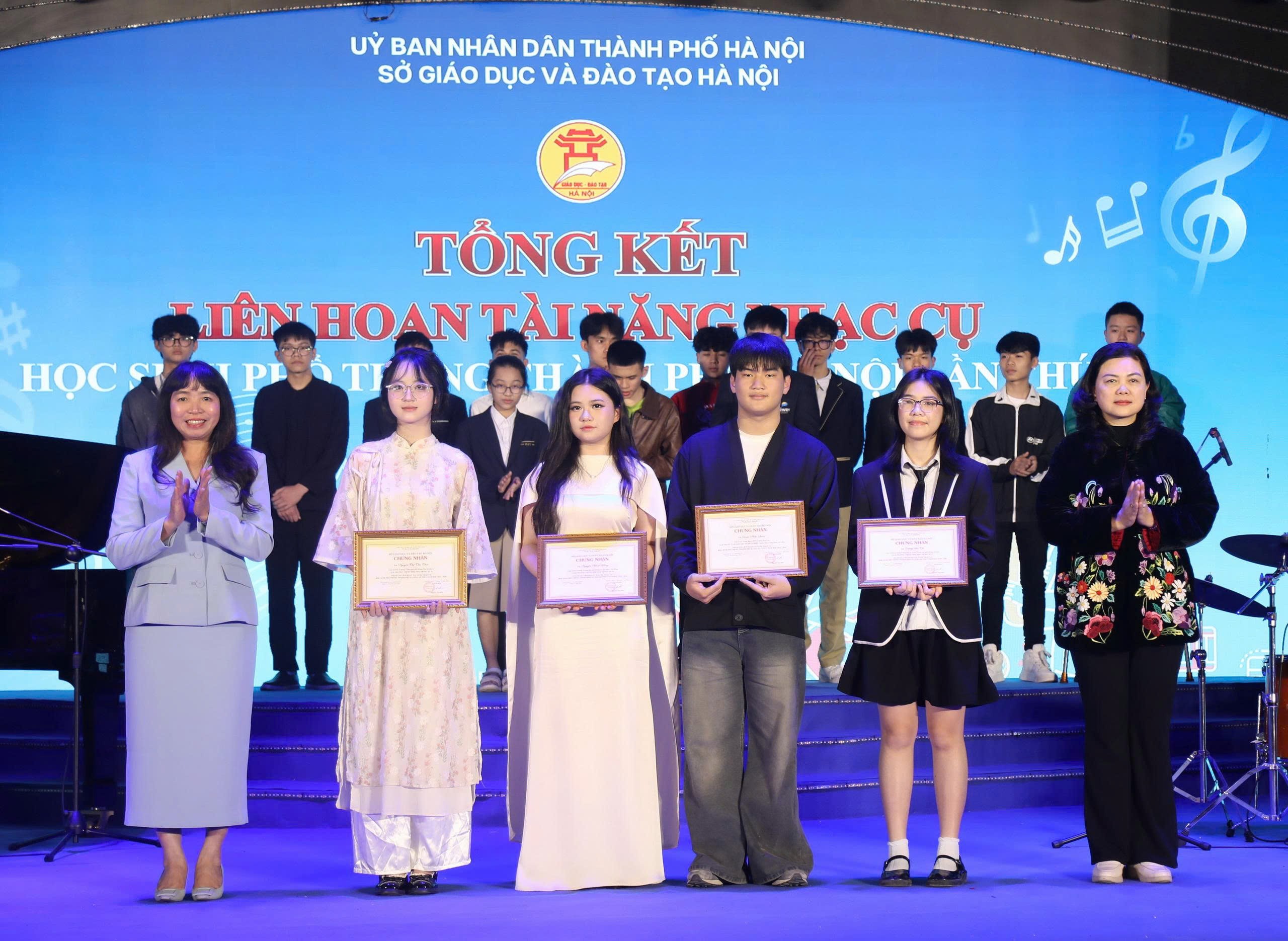 Bà Trần Lưu Hoa - Phó Giám đốc Sở GD&ĐT Hà Nội trao thưởng cho các thí sinh.