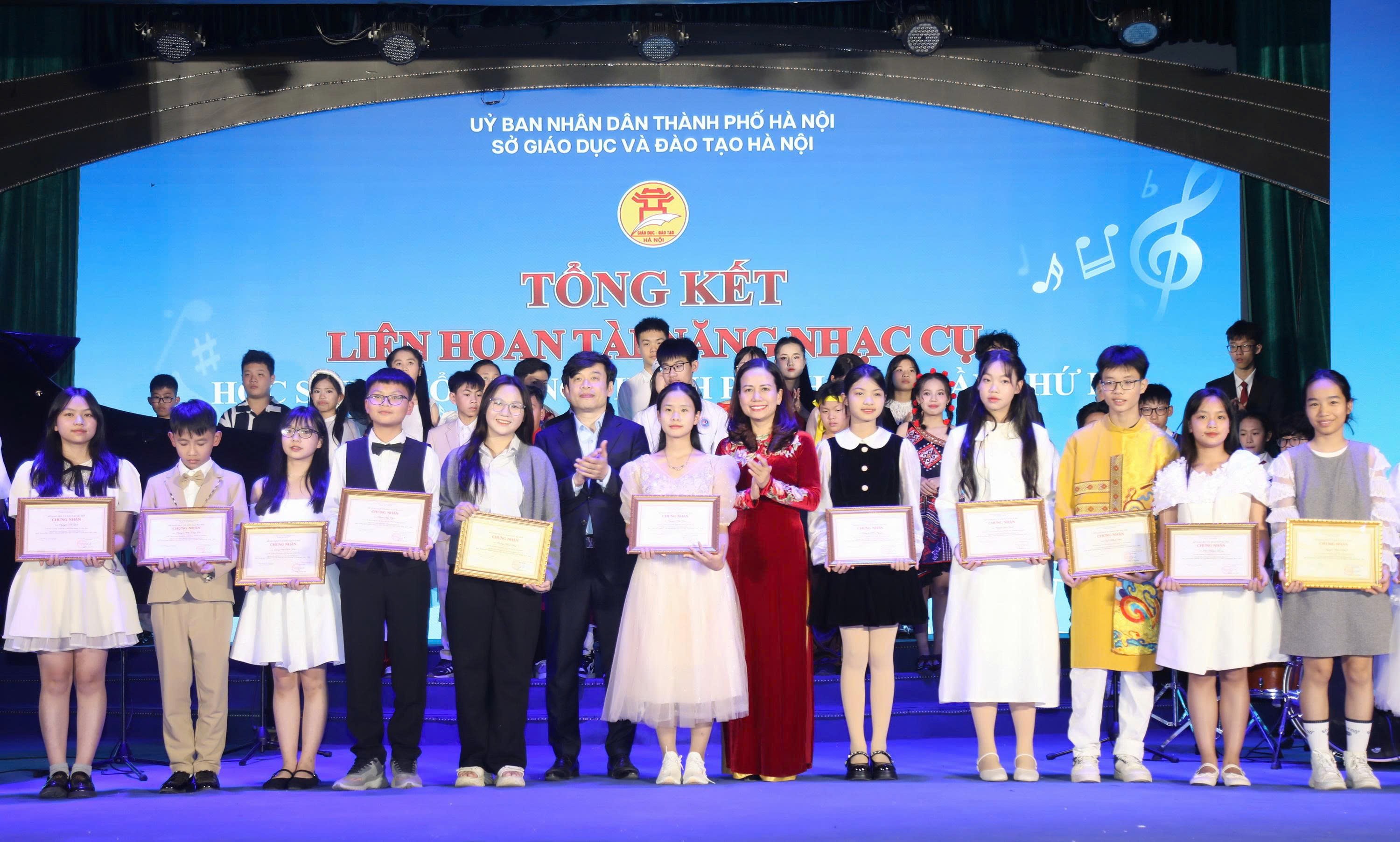 Bà Vương Hương Giang - Phó Giám đốc Sở GD&ĐT Hà Nội và nhạc sĩ Huy Phương trao thưởng cho các thí sinh.