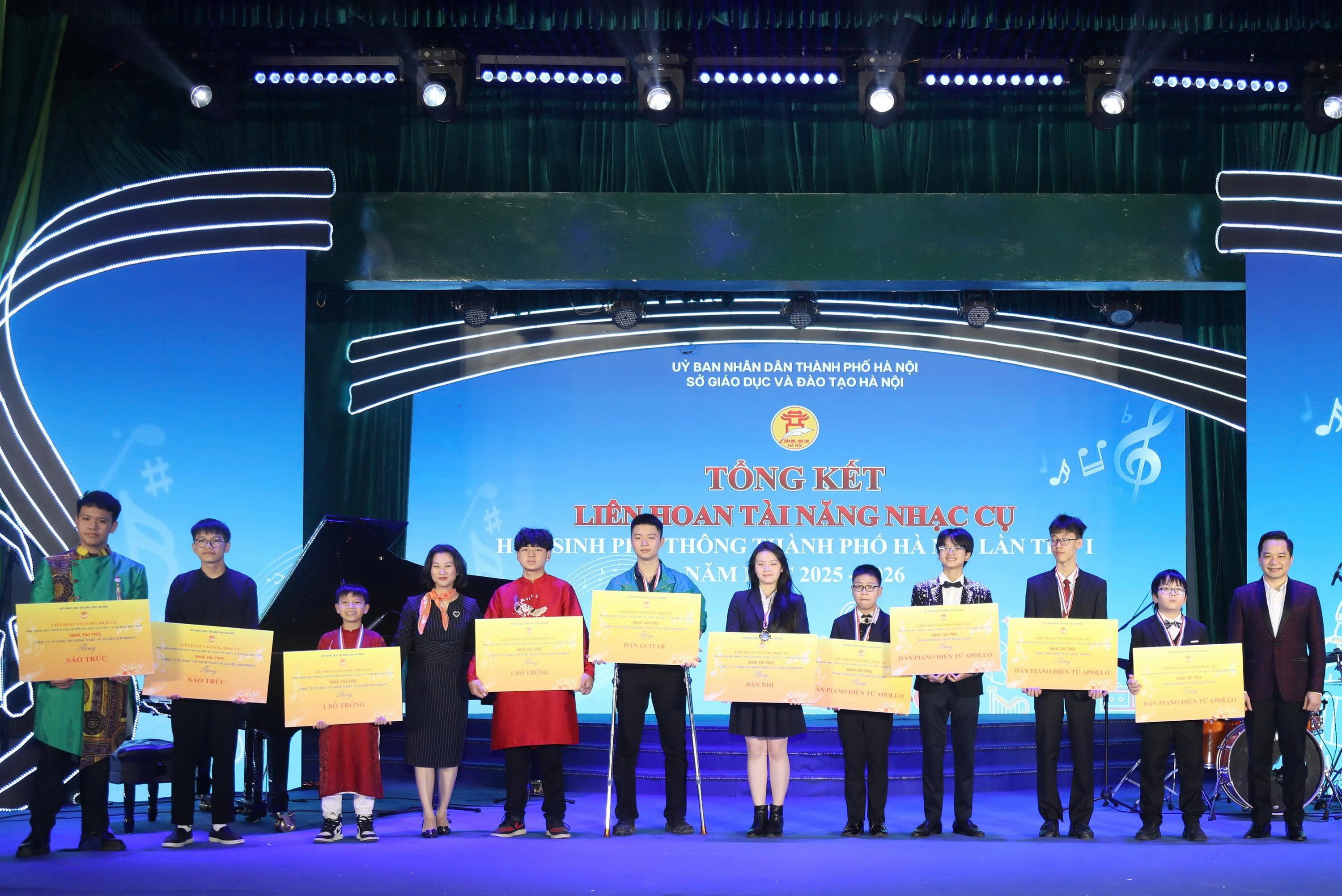 Các thí sinh nhận phần thưởng từ đơn vị tài trợ.