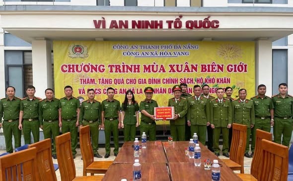 Công an xã Hòa Vang trao kinh phí hỗ trợ cho Công an xã La Êê