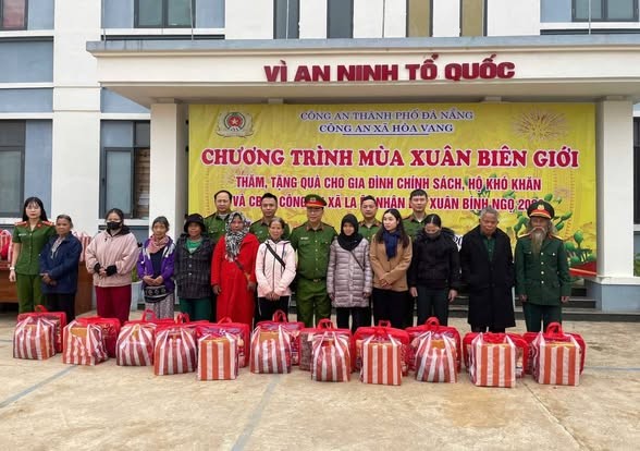 Công an xã Hoà Vang trao tặng nhu yếu phẩm cho các gia đình chính sách, hộ nghèo trên địa bàn xã La Êê