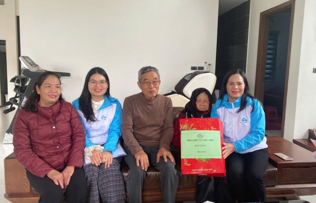 Phụ nữ xã Sóc Sơn thăm hỏi, tri ân nữ đảng viên cao tuổi