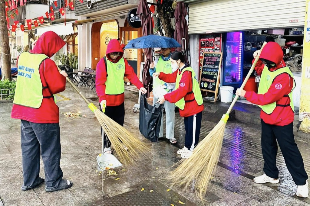 Tuổi trẻ phường Hai Bà Trưng ra quân tổng vệ sinh môi trường chào mừng Đại hội XIV của Đảng 