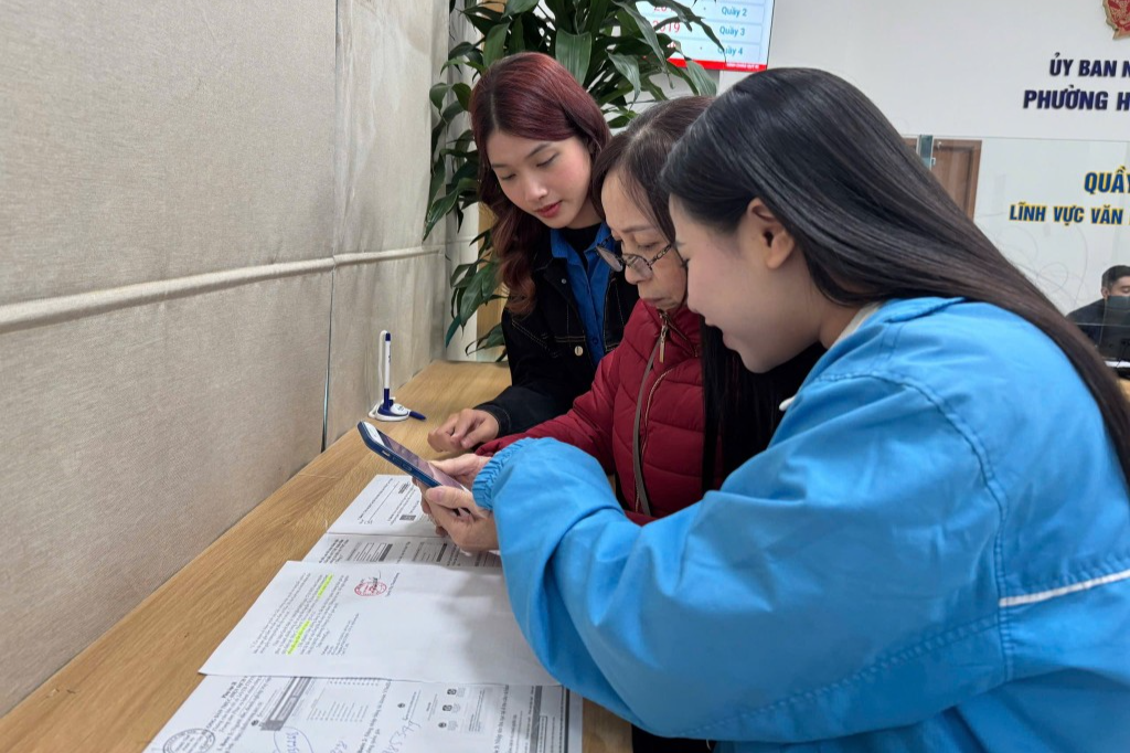 Tuổi trẻ phường Hoàng Liệt hỗ trợ người dân tại Điểm phục vụ hành chính công 