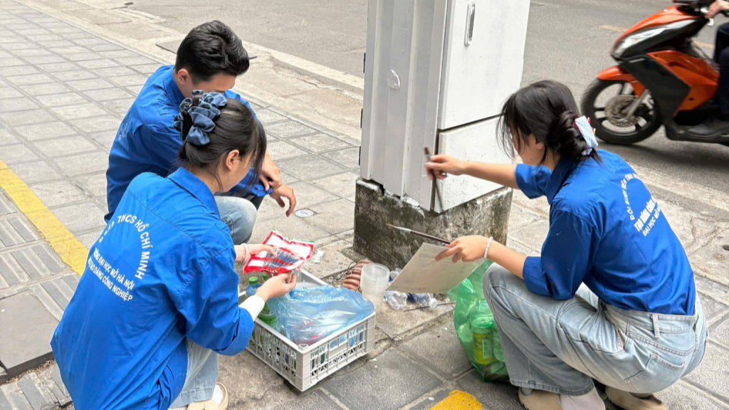 Thanh niên phường Hai Bà Trưng thực hiện công trình bốt điện nở hoa