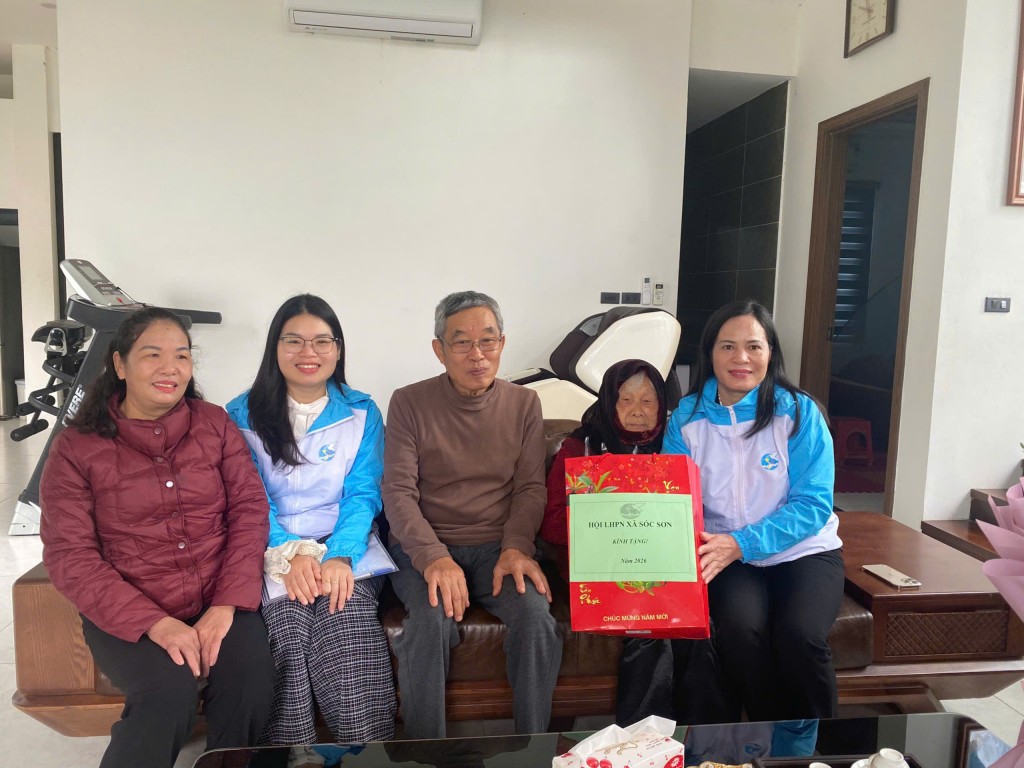 Phụ nữ xã Sóc Sơn thăm hỏi, tri ân nữ đảng viên cao tuổi