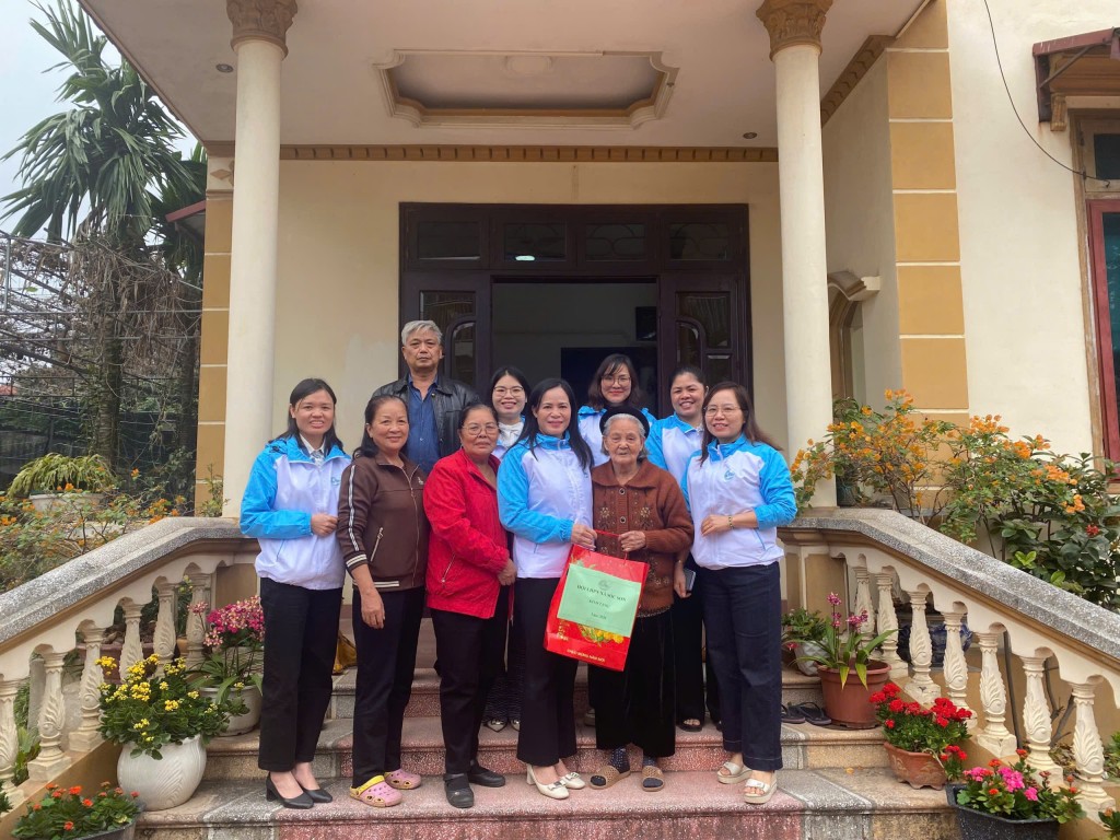 Phụ nữ xã Sóc Sơn thăm hỏi, tri ân nữ đảng viên cao tuổi