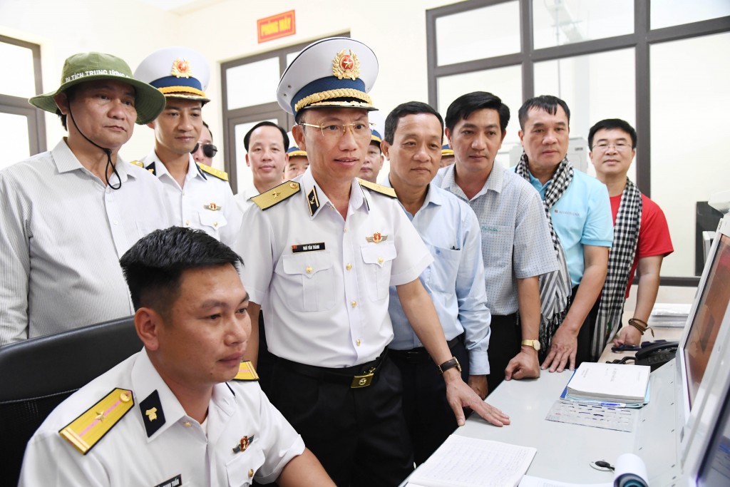 Chuẩn Đô đốc Ngô Văn Thành và lãnh đạo các tỉnh, thành phố kiểm tra, động viên kíp trực Trạm ra đa 595, Trung đoàn 551 (ảnh: Văn Định)