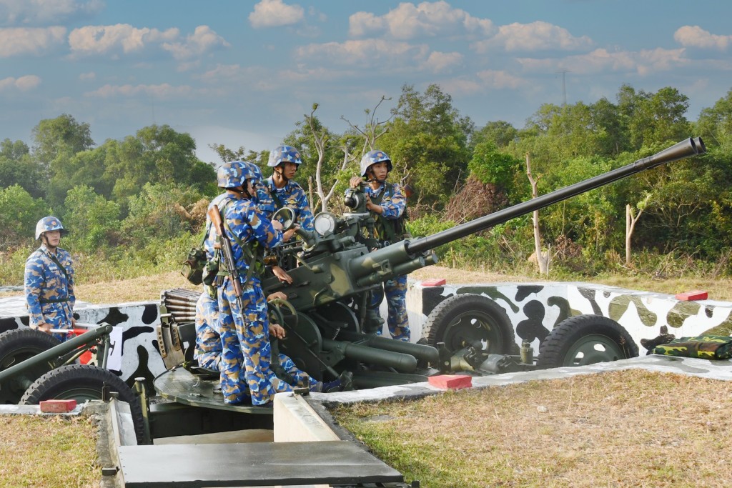 Cán bộ, chiến sĩ Đại đội 84, Tiểu đoàn 553 trực sẵn sàng chiến đấu trên trận địa (ảnh: Văn Định)