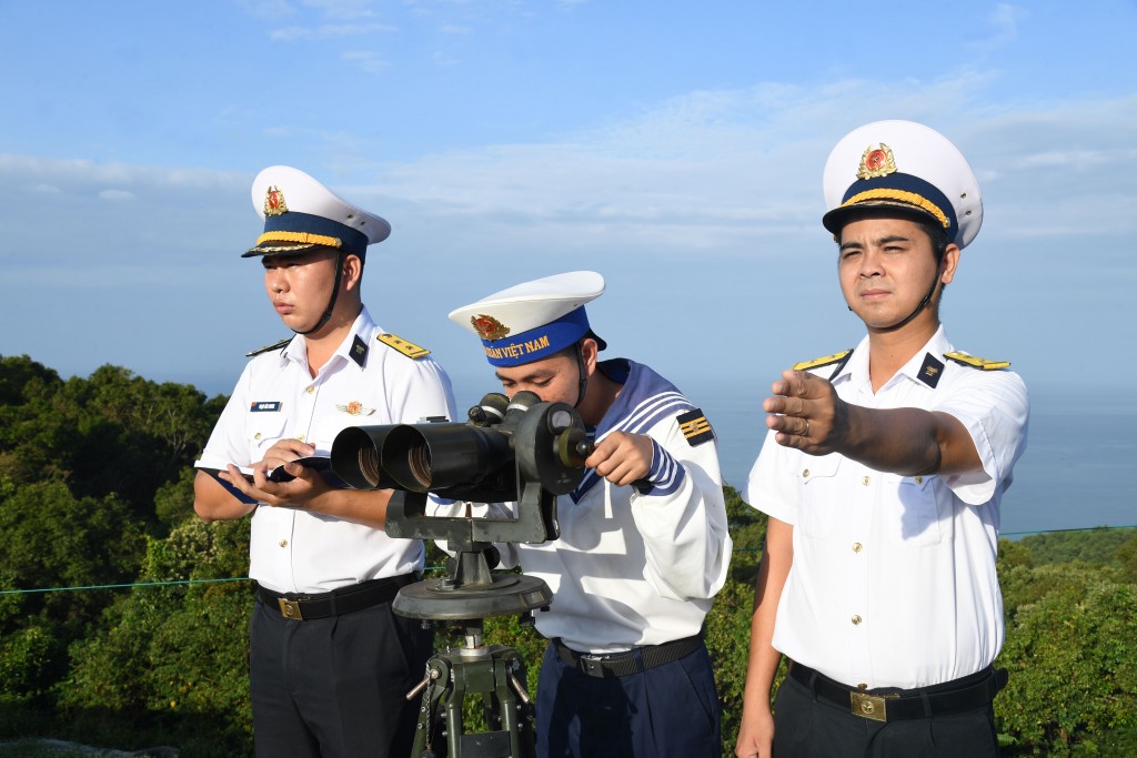 Quan sát mục tiêu trên biển tại Trạm ra đa 605, Trung đoàn 551 (ảnh: Văn Định)