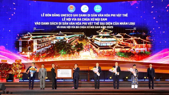 hứ trưởng Bộ Văn hóa, Thể thao và Du lịch Hoàng Đạo Cương trao Bằng ghi danh của UNESCO cho lãnh đạo tỉnh An Giang (ảnh: Cổng TTĐT An Giang)