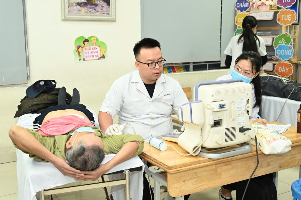 Các y, bác sĩ trẻ trực tiếp thăm khám, siêu âm, tư vấn sức khỏe cho người cao tuổi ngay tại điểm tổ chức.
