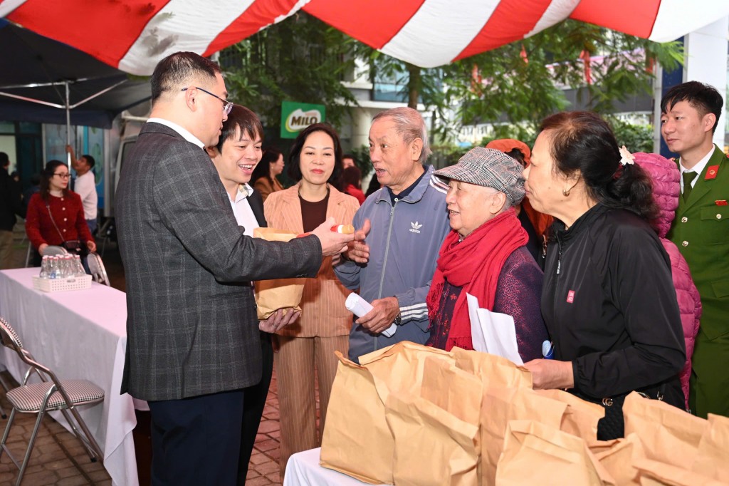 Lãnh đạo phường Đống Đa thăm hỏi, động viên người cao tuổi tham gia chương trình khám sức khỏe và tặng quà đầu xuân.