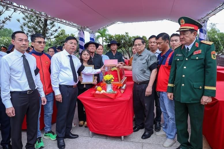 Thủ tướng Phạm Minh Chính cùng đoàn công tác dự lễ viếng, lễ truy điệu và an táng hài cốt liệt sĩ tại Nghĩa trang liệt sĩ Dốc Bà Đắc (ảnh: Cổng TTĐT tỉnh An Giang)