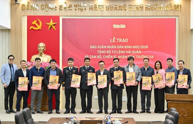 Báo Nhân Dân trao 5.000 số báo Xuân Bính Ngọ tặng cán bộ, chiến sĩ biên giới, hải đảo
