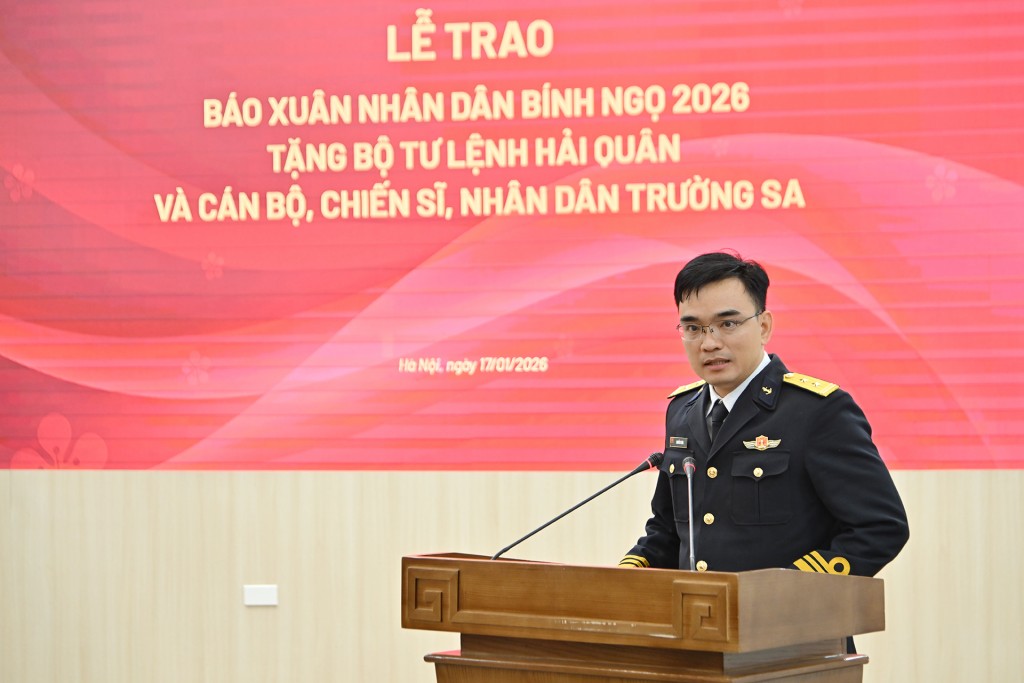 Báo Nhân Dân trao 5.000 số báo Xuân Bính Ngọ tặng cán bộ, chiến sĩ biên giới, hải đảo