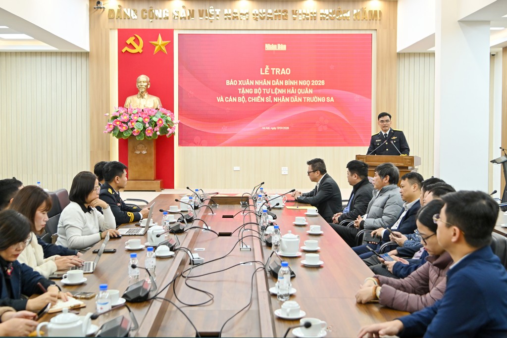 Báo Nhân Dân trao 5.000 số báo Xuân Bính Ngọ tặng cán bộ, chiến sĩ biên giới, hải đảo