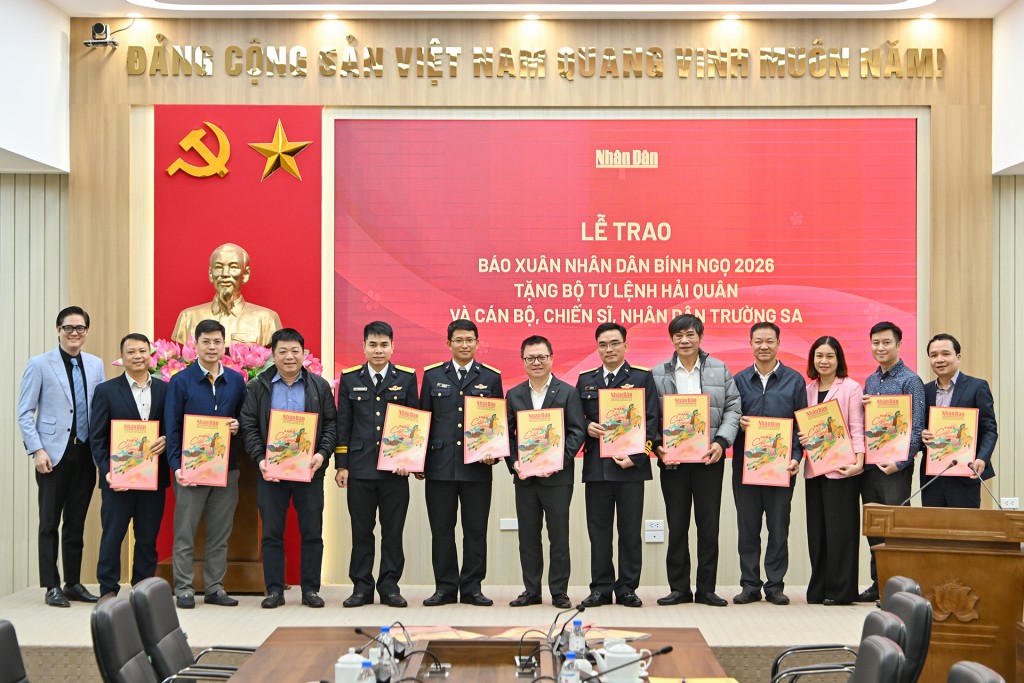 Báo Nhân Dân trao 5.000 số báo Xuân Bính Ngọ tặng cán bộ, chiến sĩ biên giới, hải đảo