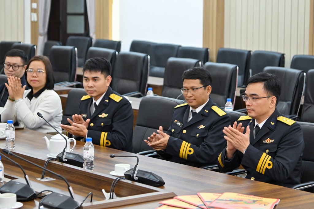 Báo Nhân Dân trao 5.000 số báo Xuân Bính Ngọ tặng cán bộ, chiến sĩ biên giới, hải đảo