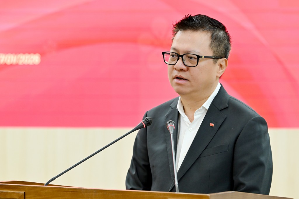 Báo Nhân Dân trao 5.000 số báo Xuân Bính Ngọ tặng cán bộ, chiến sĩ biên giới, hải đảo