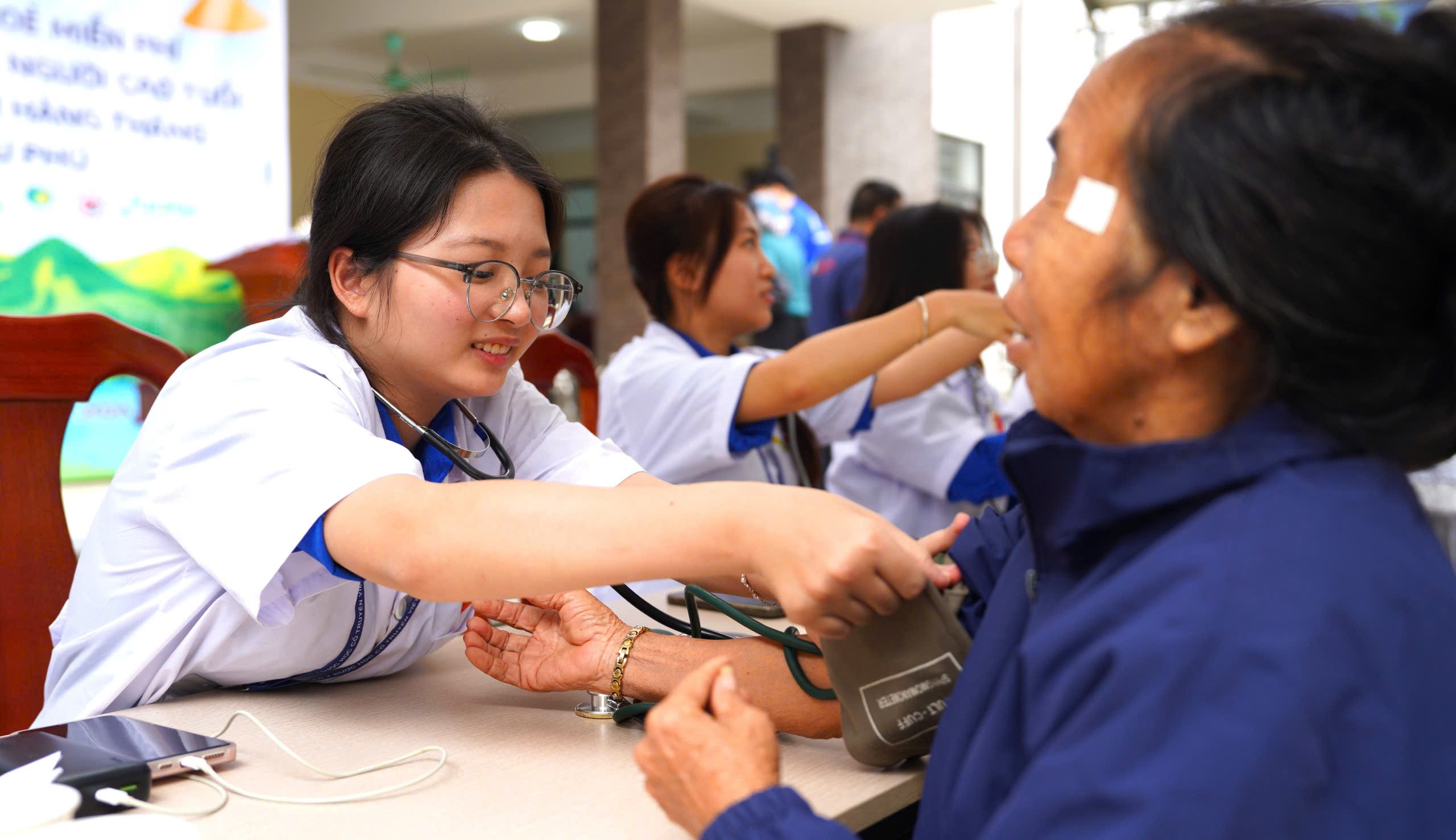 Các y, bác sĩ khám bệnh cho bà con Nhân dân