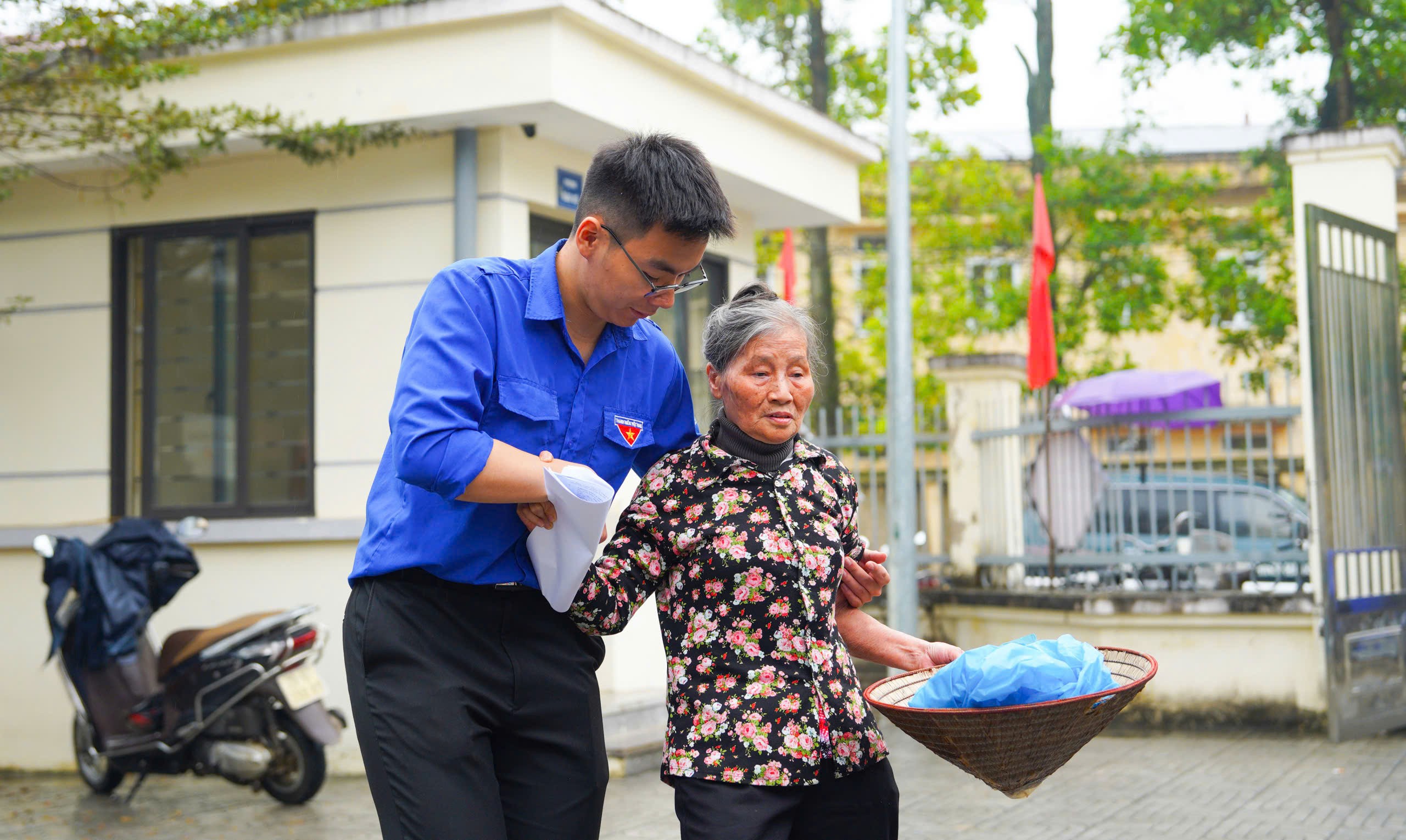 Đông đảo bà con Nhân dân thuộc đối tượng chính sách đến khám bệnh miễn phí