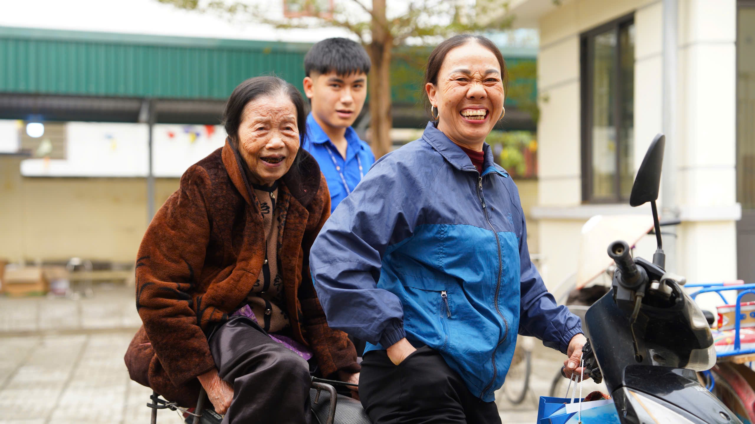 Bà con phấn khởi khi đến tham dự chương trình