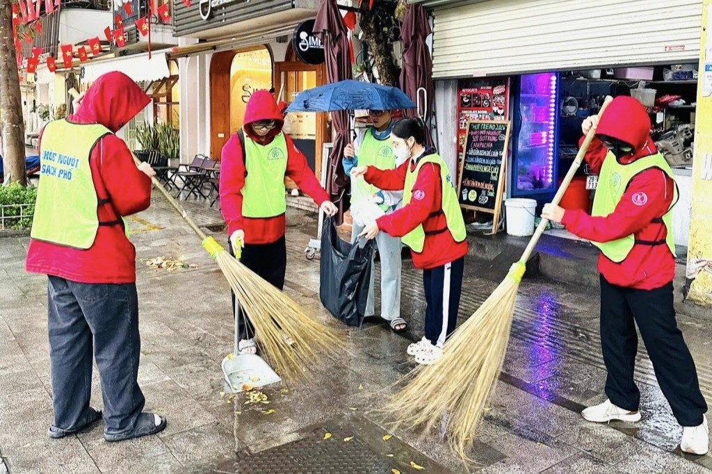 Tuổi trẻ phường Hai Bà Trưng ra quân tổng vệ sinh môi trường chào mừng Đại hội XIV của Đảng