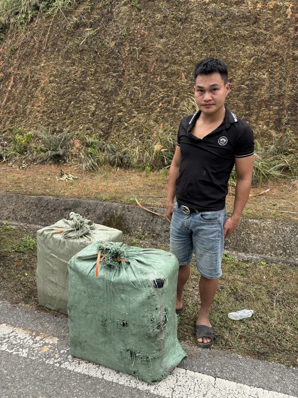 Bắt giữ đối tượng vận chuyển pháo hoa nổ trái phép