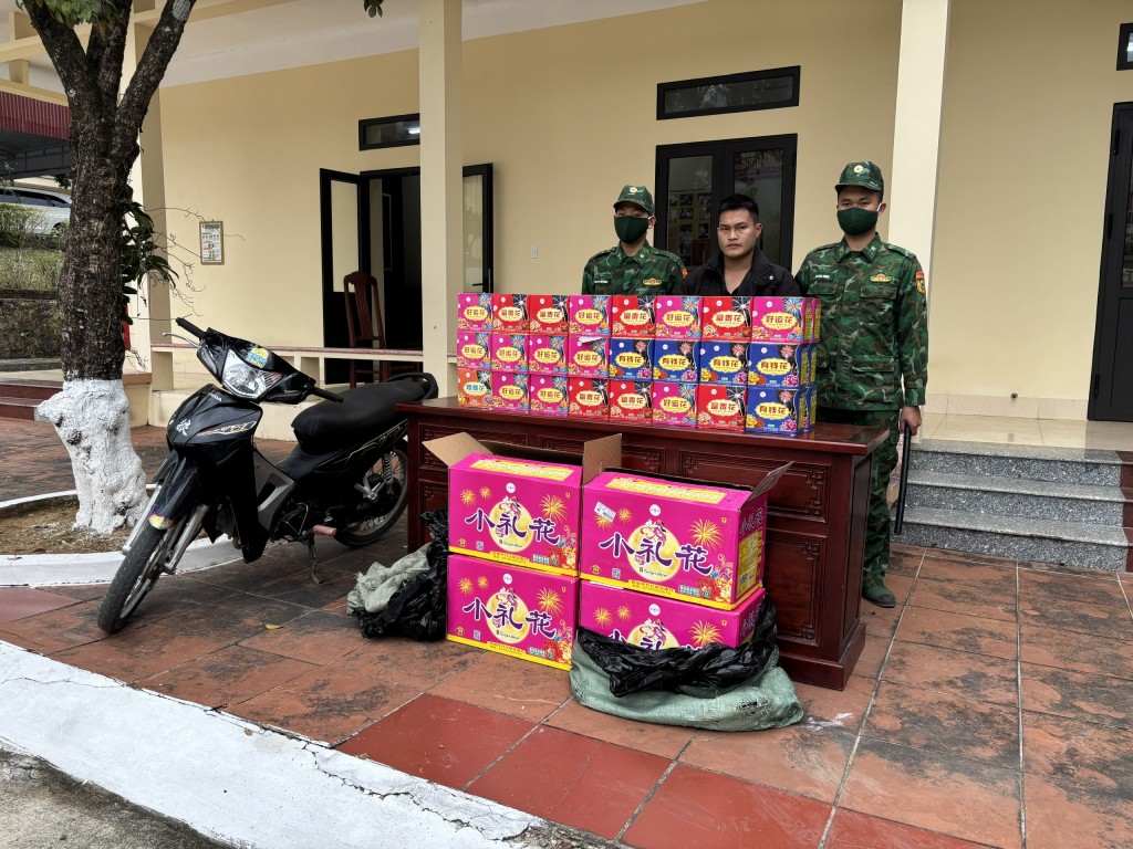 Bắt giữ đối tượng vận chuyển pháo hoa nổ trái phép