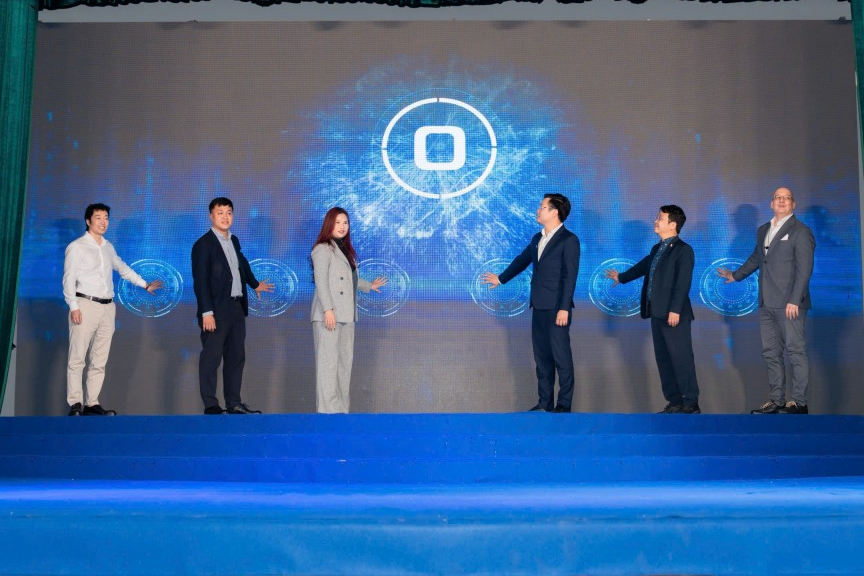 Đại diện các đơn vị thực hiện nghi thức cam kết đồng hành, đánh dấu việc khởi động hợp tác trong hỗ trợ khởi nghiệp sinh viên.