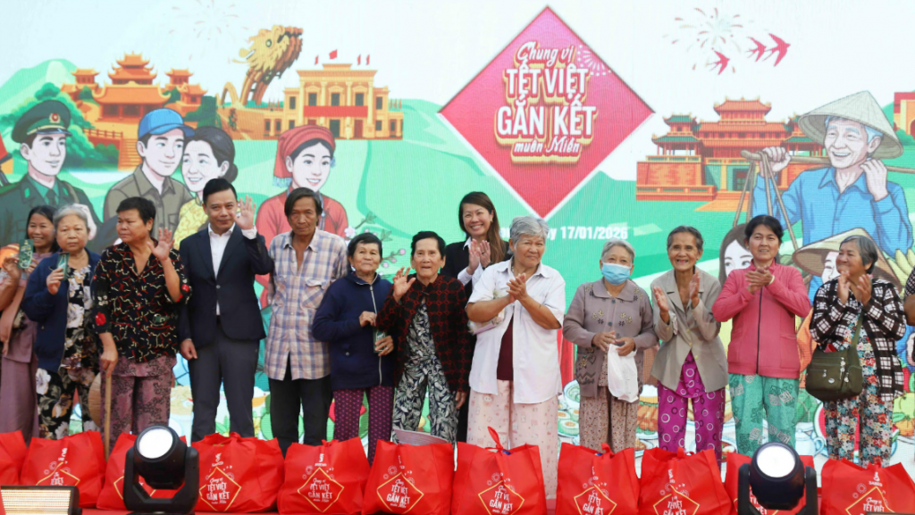 Đại diện Ủy Ban Trung ương MTTQ Việt Nam và Sabeco trao quà cho bà con tỉnh Vĩnh Long