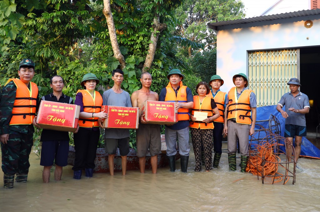 Đồng chí Nguyễn Hồng Thái, Bí thư Tỉnh ủy Bắc Ninh thăm, tặng quà động viên bà con vùng lũ thôn Trường Thịnh, xã Kép