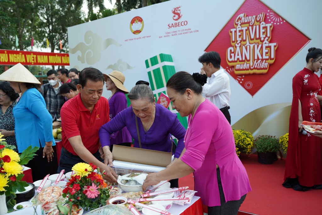 Mang không khí Tết về cho bà con Vĩnh Long